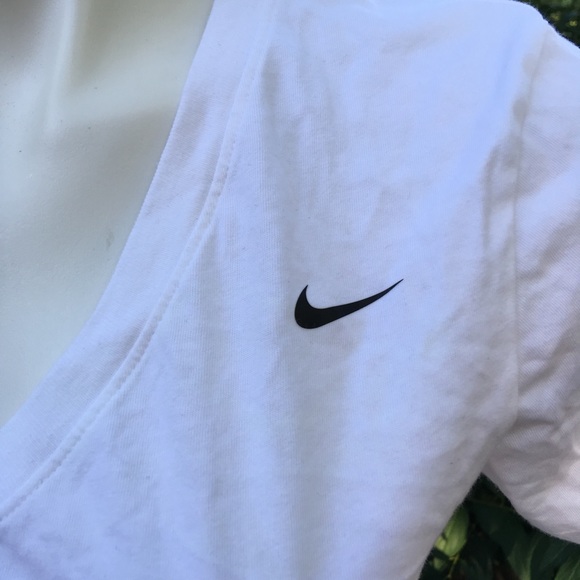 3/$25 Nike V-neck White Women t shirt size M - Picture 2 of 7